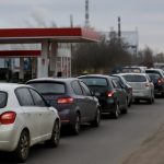 Шалені черги на заправках Росії: як удари по НПЗ вплинули на паливний ринок