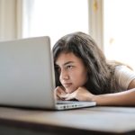 Коригування чи корегування: як правильно говорити українською
