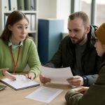 У київських ЦНАПах з’являться соцменеджери для допомоги постраждалим від атак: як отримати консультацію і відновити житло