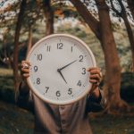 Коли в Україні переводять годинники на зимовий час у 2025: скасували чи ні?