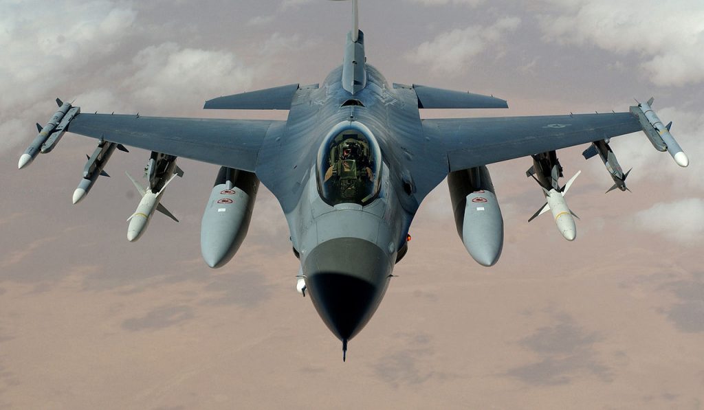 JAS 39 Gripen чи F-16 Fighting Falcon: який літак краще, дорожче, важче, швидше