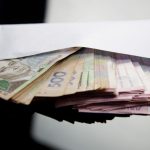 Які зарплати отримують чиновники в Україні: від НАЗК до Верховної Ради