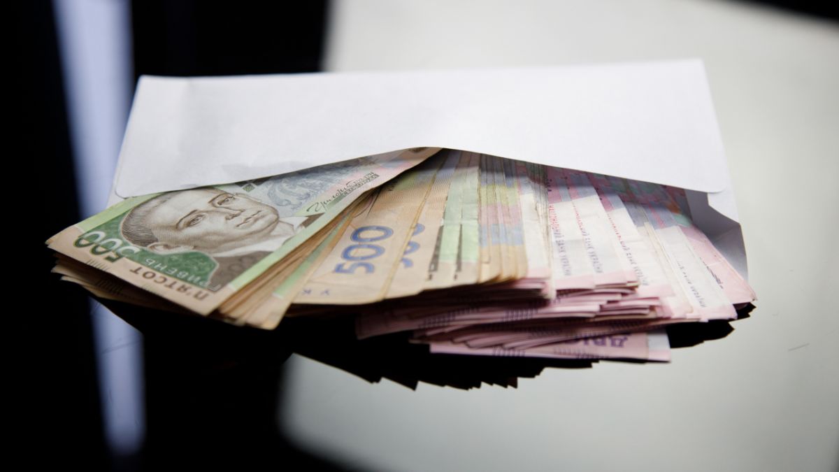 Які зарплати отримують чиновники в Україні: від НАЗК до Верховної Ради