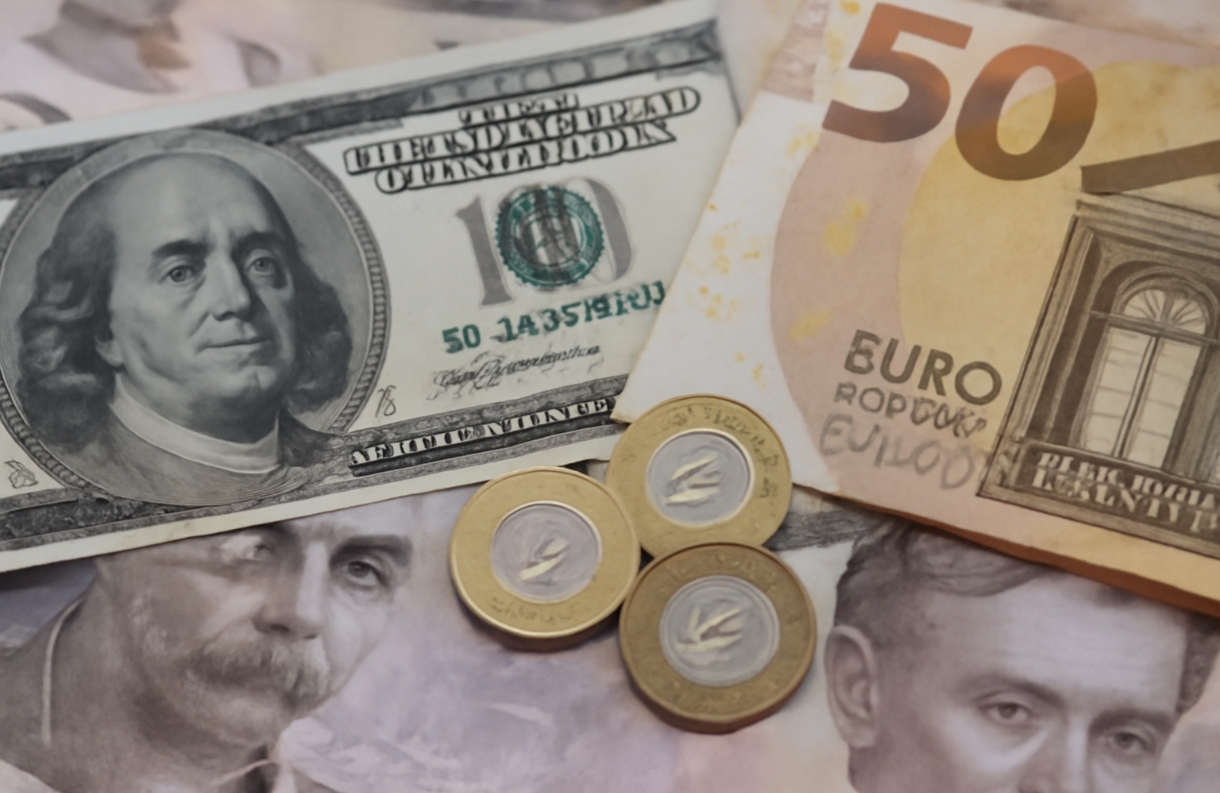 Курс валют на 16.10.2025: скільки коштують долар, євро і злотий