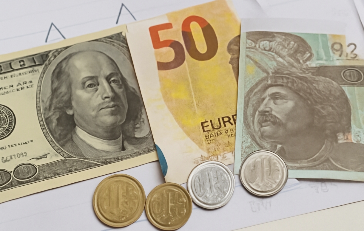 Курс валют на 30.10.2025: скільки коштують долар, євро і злотий