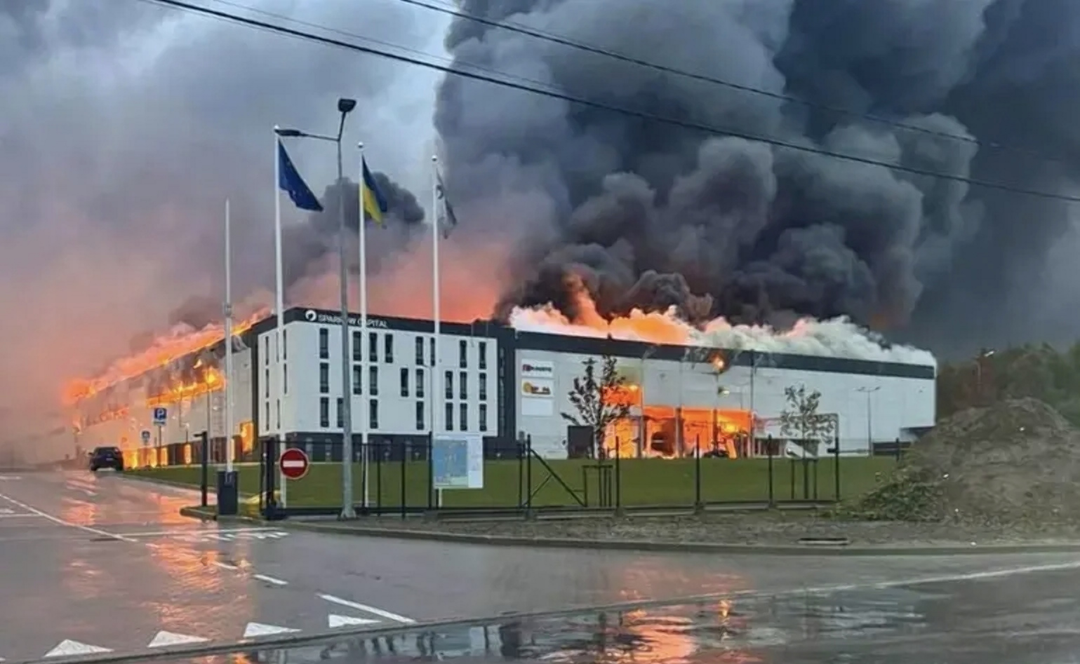 Нічна атака на Львів: згоріли склади Cropp, Reserved і Sinsay, загинули люди