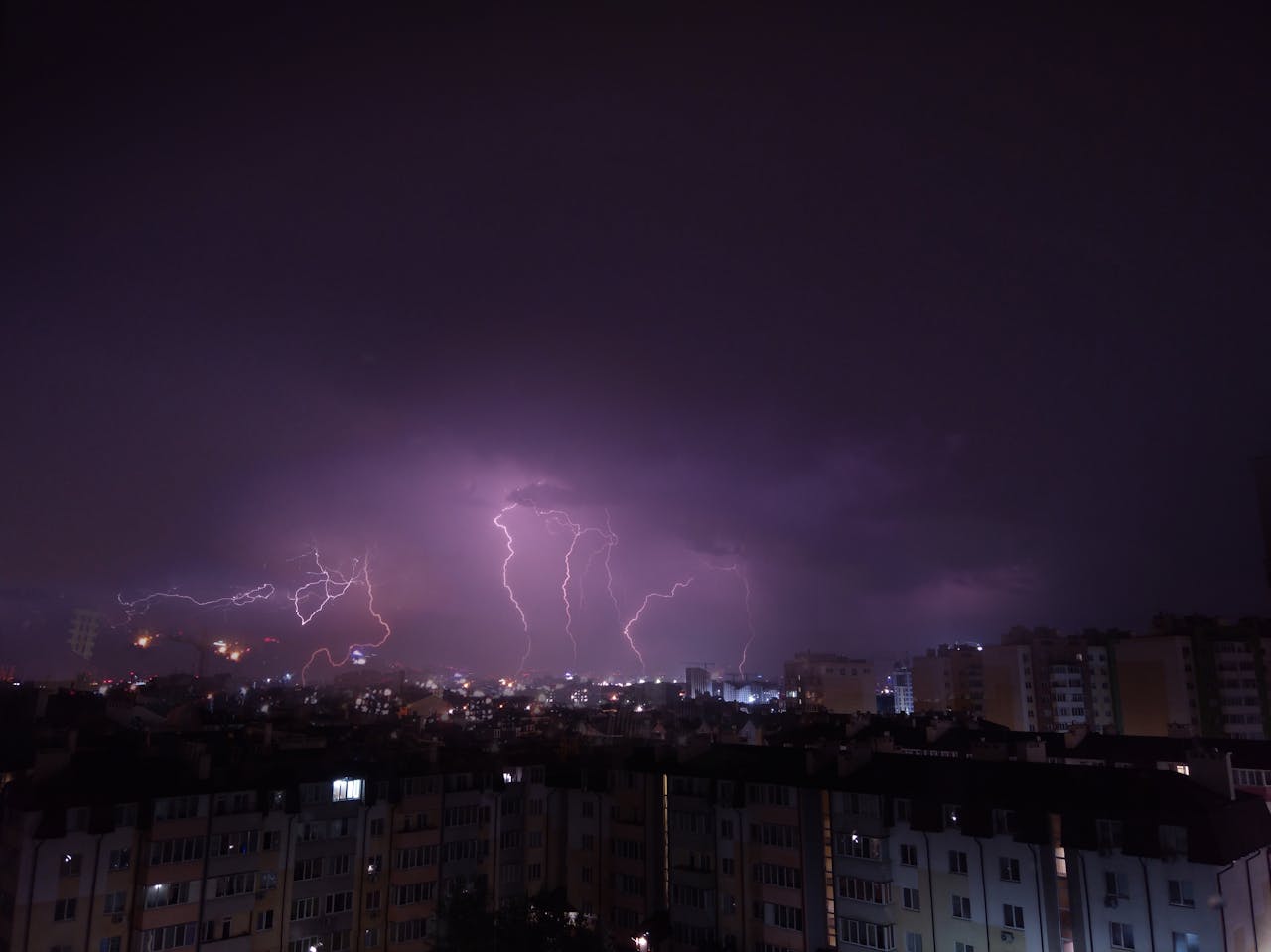 Прогноз погоди на 24 жовтня 2025 року: дощі, грози та пориви вітру по Україні