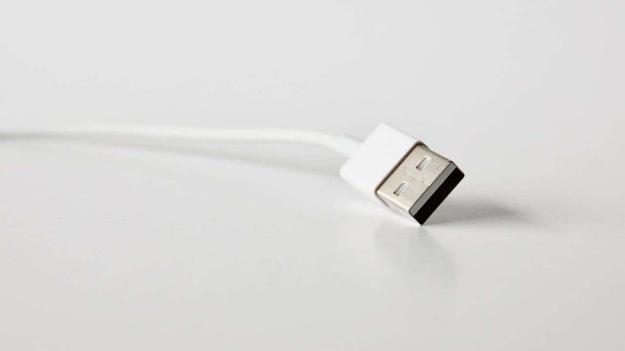 Що не можна підключати до USB-порту смартфона: 5 небезпечних речей, які можуть зіпсувати гаджет