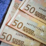 Українці масово купують євро замість доларів: аналітик пояснив причину