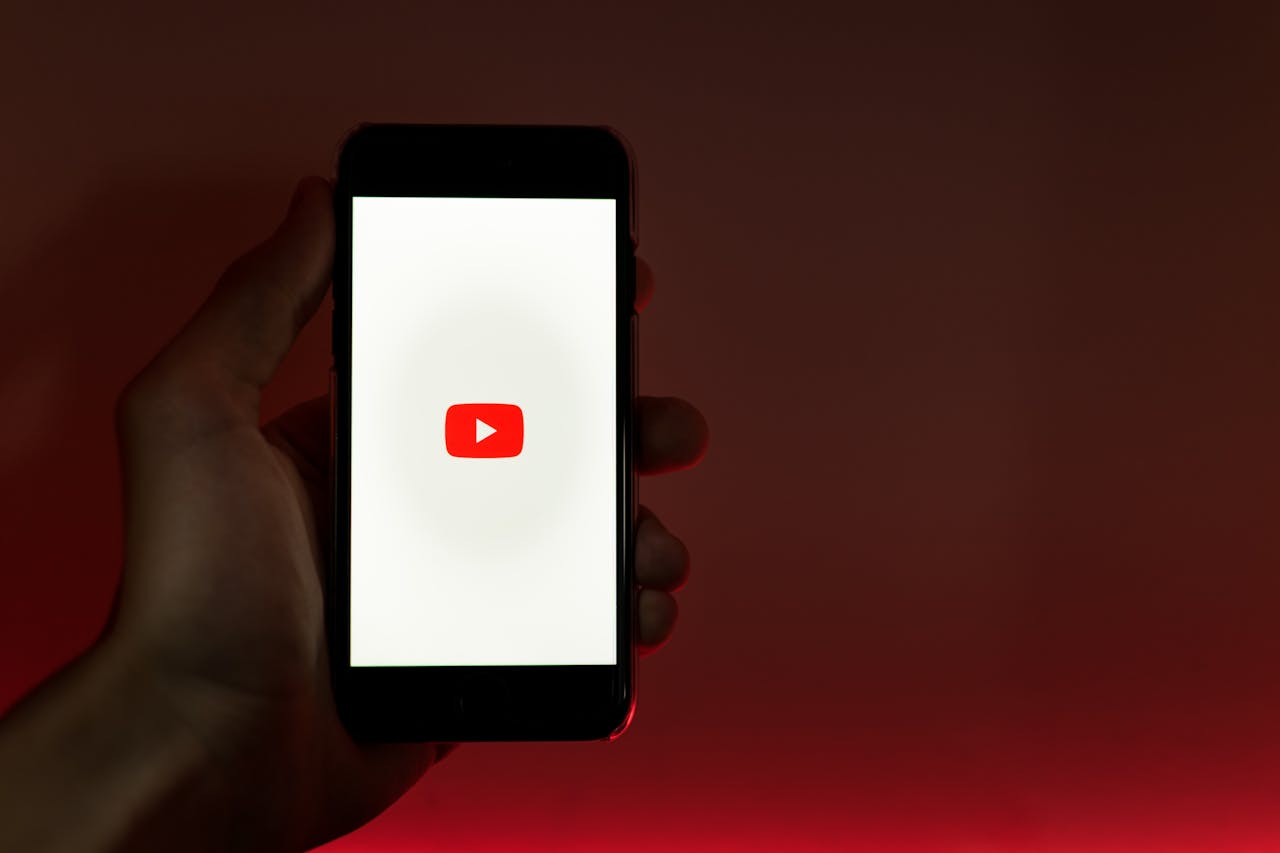 Штучний інтелект на YouTube: як новий інструмент допоможе боротися з фальшивими deepfake відео