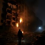 Reuters показав моторошні кадри наслідків нічної атаки в Києві: уламки, вогонь і пошкоджені багатоповерхівки