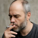 Чому курці страждають від ранньої сивини та облисіння: наукове пояснення