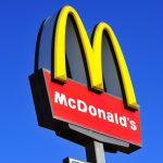 Чому у McDonald’s могла з’явитися картопля з хробаком і як клієнтам діяти в подібній ситуації