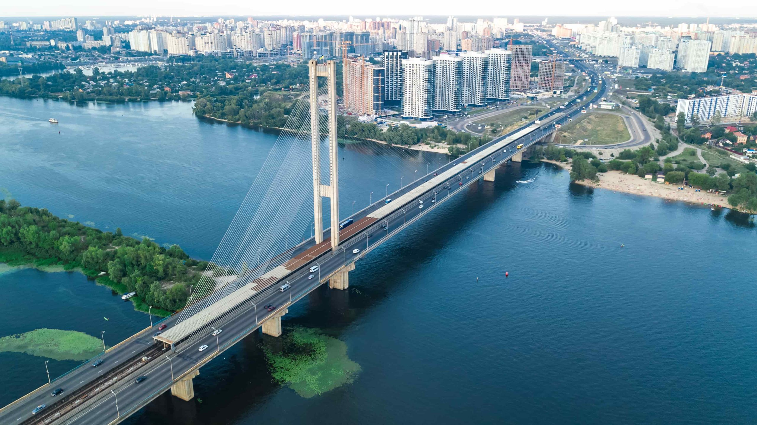 Київ введе тимчасові обмеження руху Південним мостом під час повітряних тривог: подробиці змін
