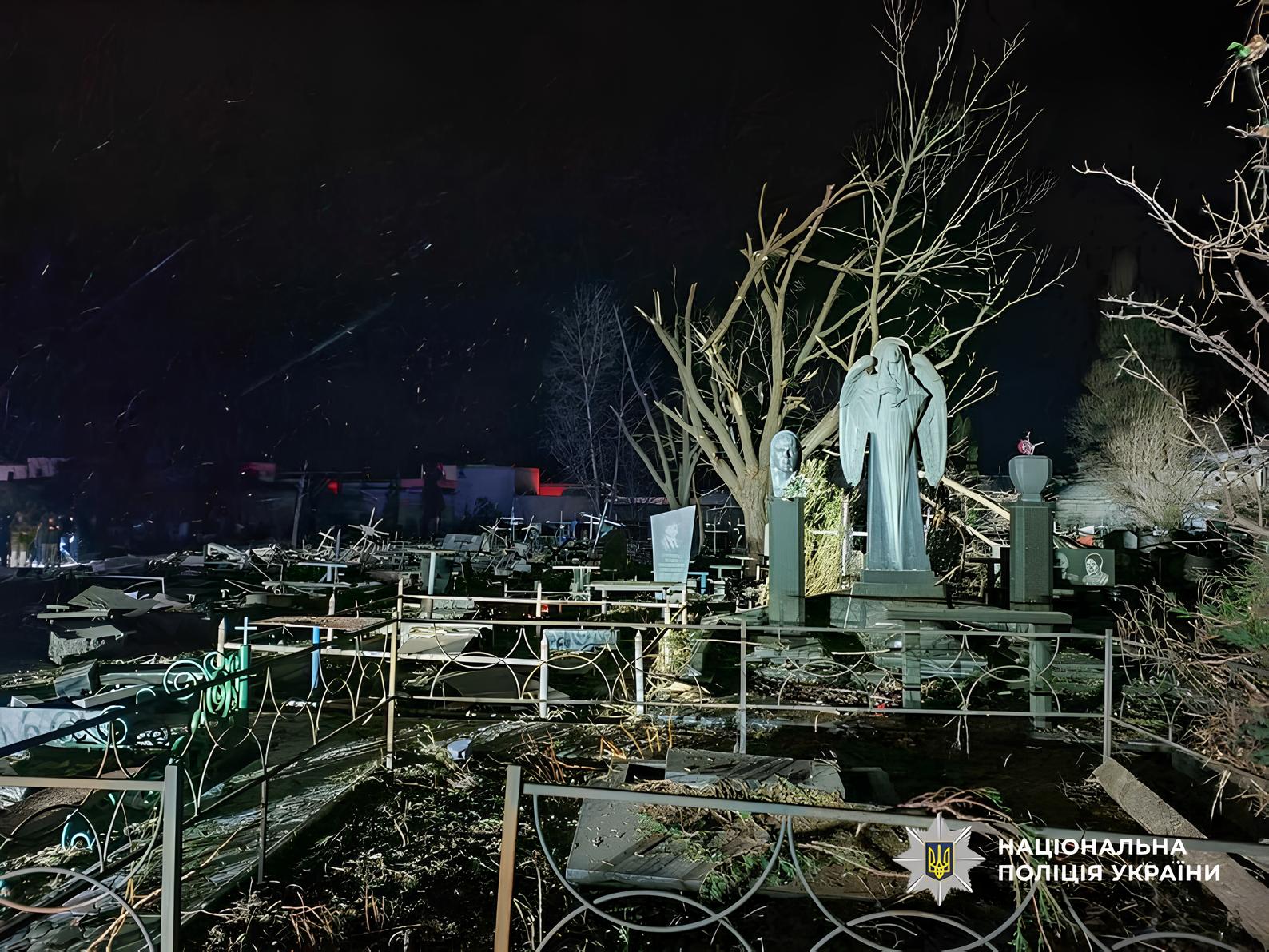 У Черкасах Росія зруйнувала цвинтар та Алею Героїв: подробиці атаки