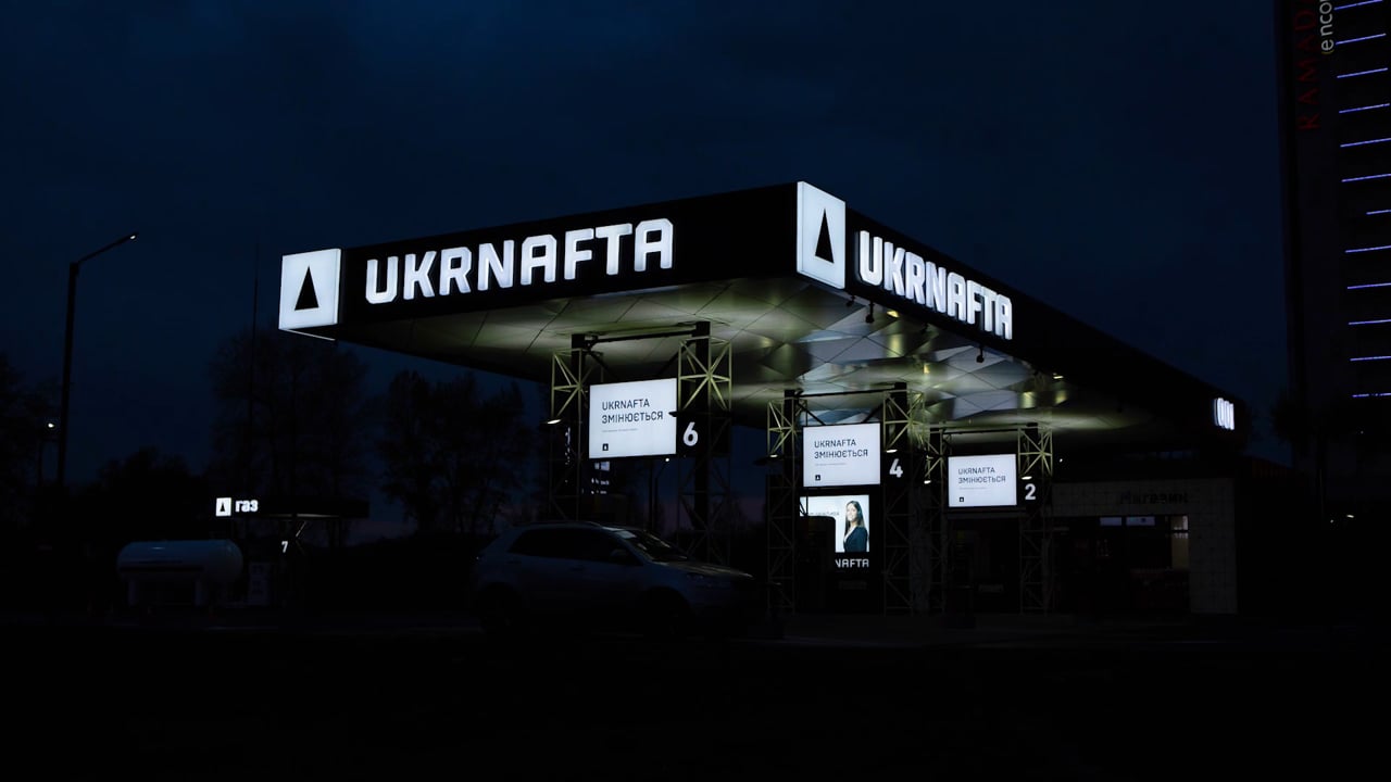 UKRNAFTA запустила акцію з 1,5 млн подарунків: як безкоштовно отримати пальне, напої та знижки за одну заправку
