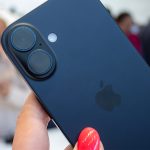 Чому на iPhone 17 не рекомендують клеїти скло чи плівку