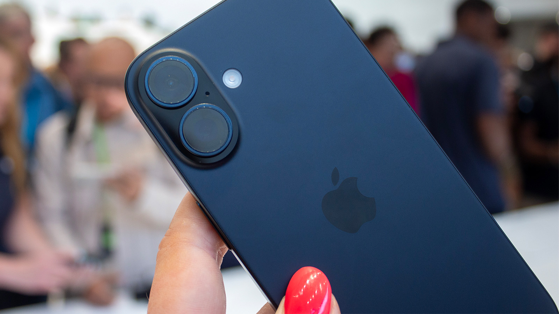 Чому на iPhone 17 не рекомендують клеїти скло чи плівку