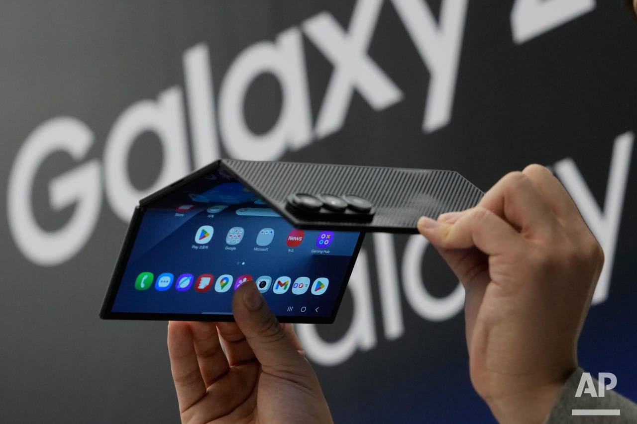 Samsung презентувала перший у світі смартфон, що складається тричі — Galaxy Z TriFold: яка ціна та де купити