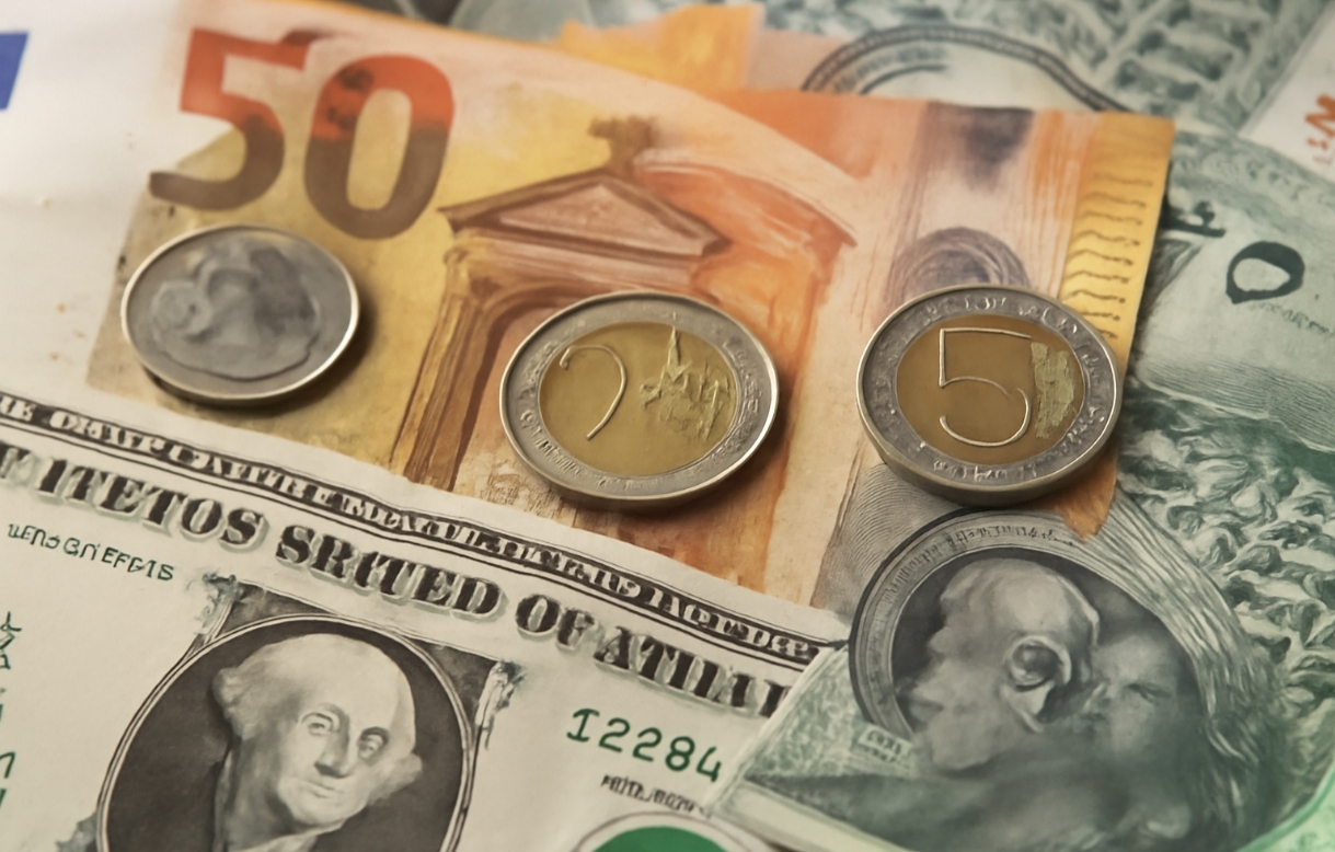 Курс валют на 8.12.2025: скільки коштують долар, євро і злотий