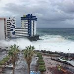 В Тенеріфе стався потужний шторм: хвилі висотою до 4 метрів призвели до смертей і травмували туристів
