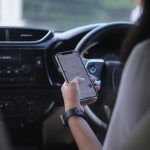 Чому не варто підключати телефон до USB-порту в автомобілі: приховані ризики та безпечні альтернативи