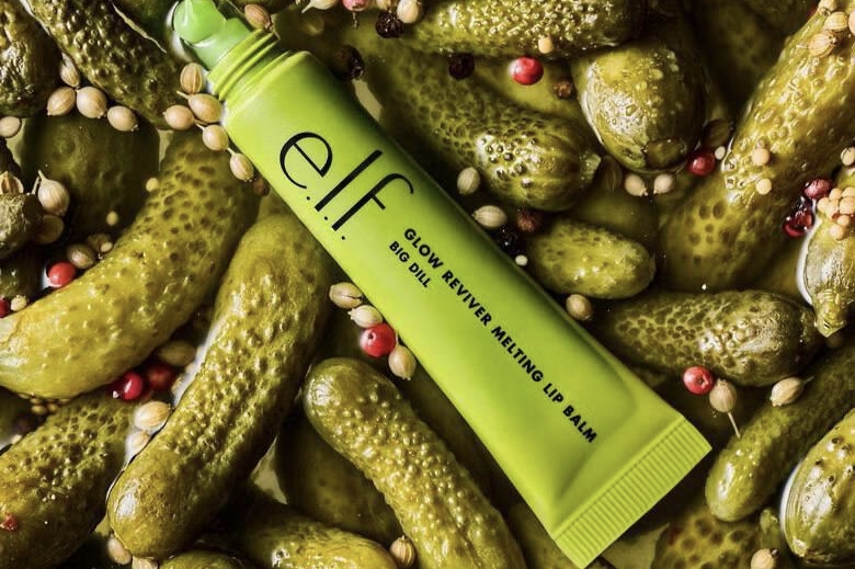 Чому Big Dill від e.l.f. став хітом продажів та що відомо про огірковий бальзам для губ 2026 року