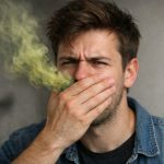 Чому у вас у роті запах калу: причини, хвороби та що робити