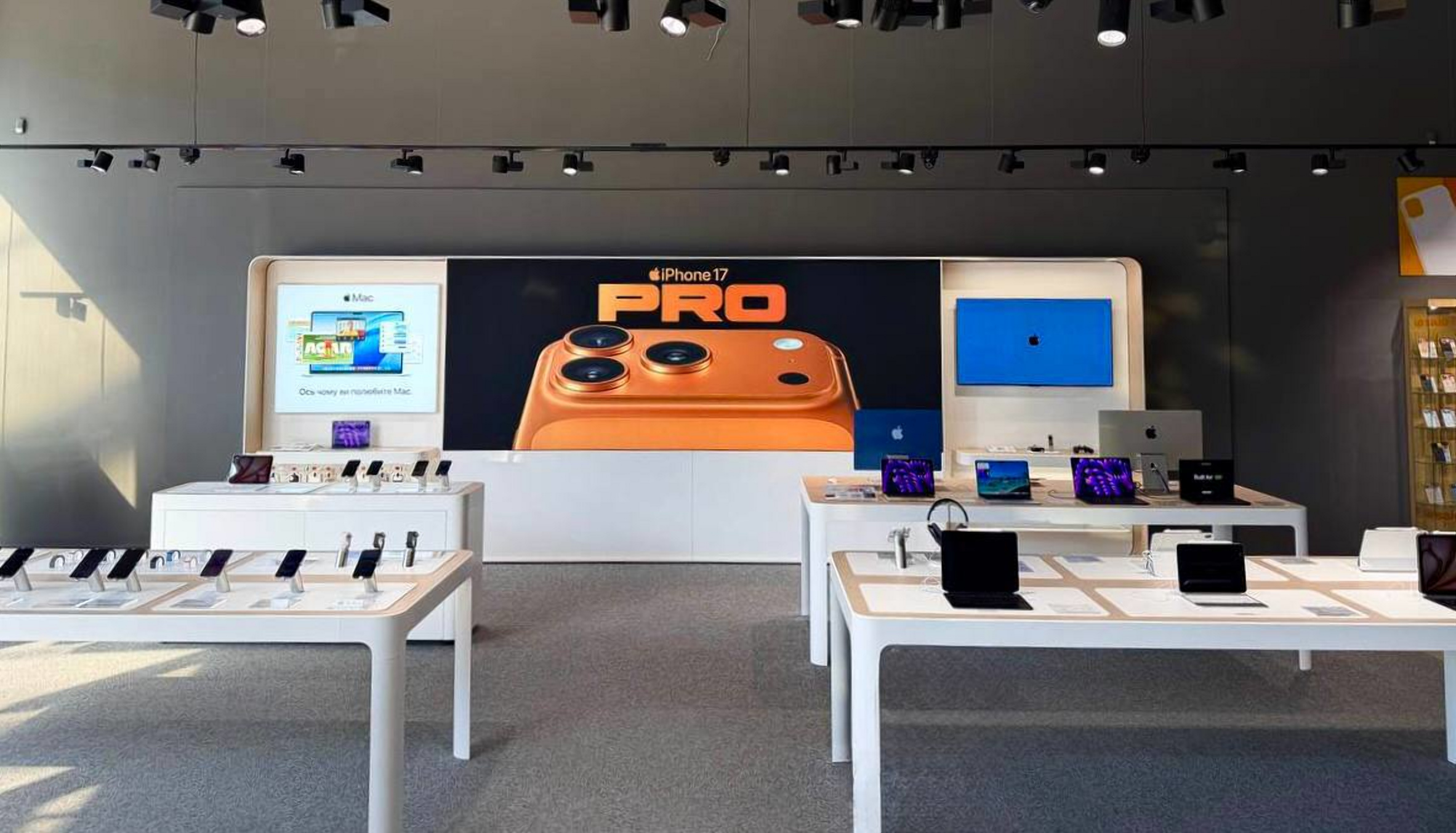 У Києві з’явився перший офіційний Apple Shop нового покоління: де знаходиться і що можна купити