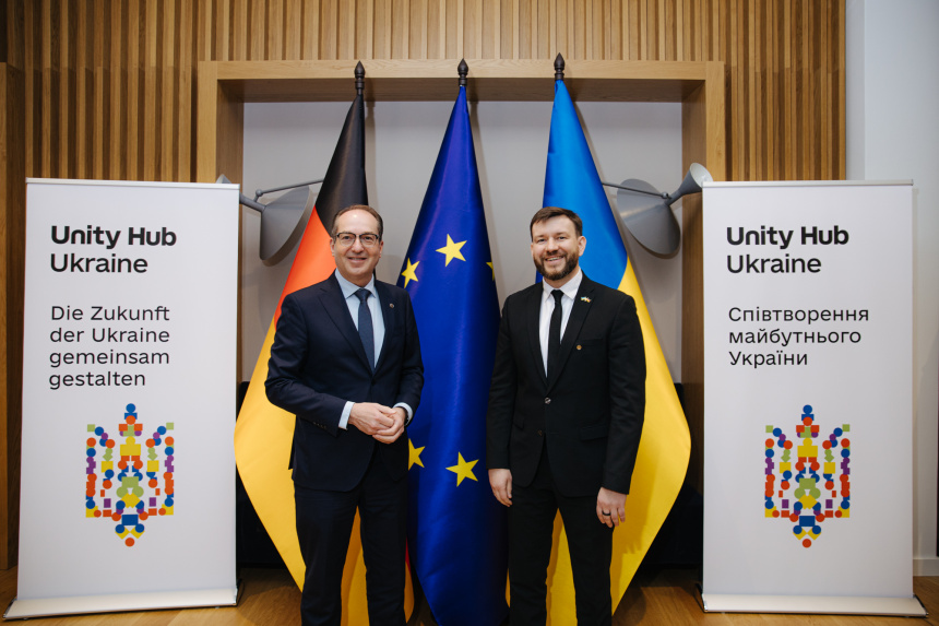 Як українцям оформити документи, пенсію та виплати через Хаб єдності в Берліні