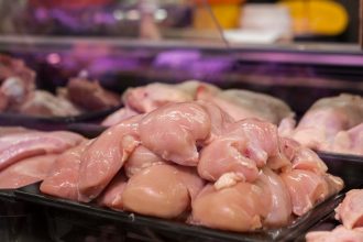 М’ясо в Україні 2026 рекордно дорожчає: ціна на сьогодні та в яких мережах коштує дешевше