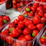 Перша полуниця від українських фермерів: ціни у квітні 2026 та в яких мережах коштують дешевше