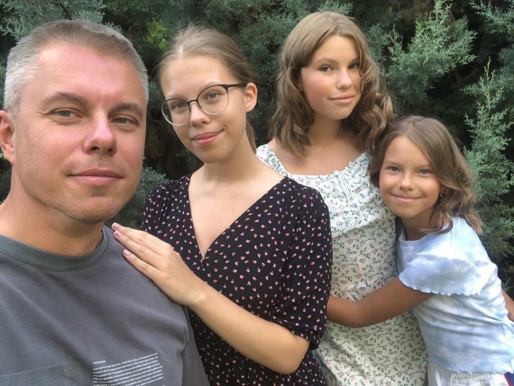 Російський паспорт Андрія Доманського: коли видали, де він живе зараз і чому колишня зірка «1+1» та «Інтера» працює на РФ