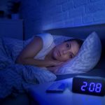 Чому не можна спати при світлі та як нічне освітлення впливає на гормони та викликає набір ваги