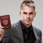 Російський паспорт Андрія Доманського: коли видали, де він живе зараз і чому колишня зірка «1+1» та «Інтера» працює на РФ