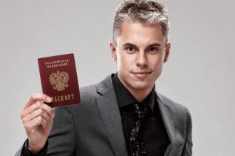 Російський паспорт Андрія Доманського: коли видали, де він живе зараз і чому колишня зірка «1+1» та «Інтера» працює на РФ