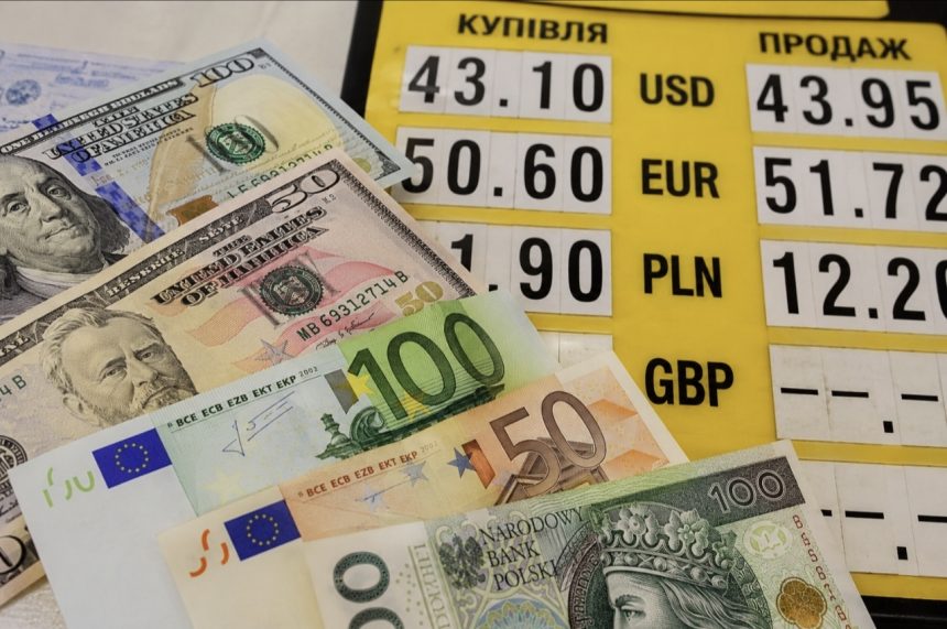 Курс валют на 12.05.2026: скільки коштують долар євро і злотий