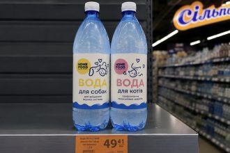 В Україні почали продавати спеціальну питну воду для собак та котів: ціна та де купити