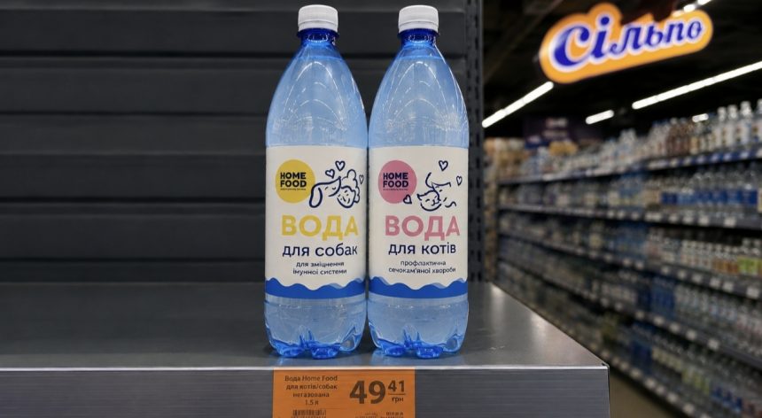В Україні почали продавати спеціальну питну воду для собак та котів: ціна та де купити