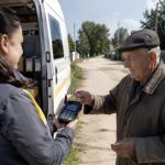 Як працює оплата карткою у мобільних відділеннях «Укрпошти» та де вже доступна послуга