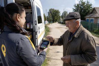 Як працює оплата карткою у мобільних відділеннях «Укрпошти» та де вже доступна послуга