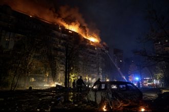 Що відбувається в Києві: серії вибухів, уламки на дорогах і будинках — атака 14 травня