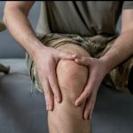 Біль у суглобі після травми чи поранення: що таке посттравматичний артрит і як його лікують