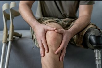 Біль у суглобі після травми чи поранення: що таке посттравматичний артрит і як його лікують