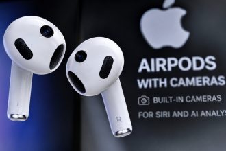 AirPods із вбудованими камерами: що відомо про нову модель Apple і для чого потрібні сенсори