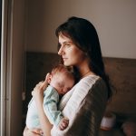 Бебі-блюз чи післяпологова депресія: що це таке та як зрозуміти, що мамі потрібна допомога