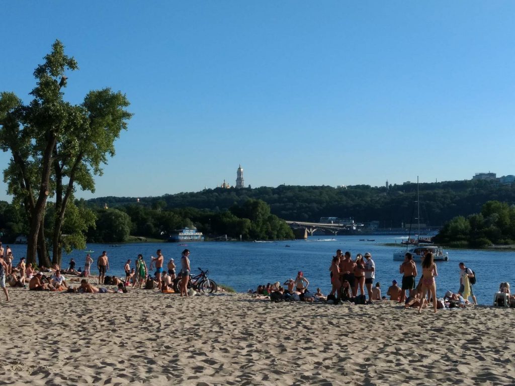 Де покупатися в Києві у 2026 році: список озер, які пляжі відкриті та де дозволений відпочинок