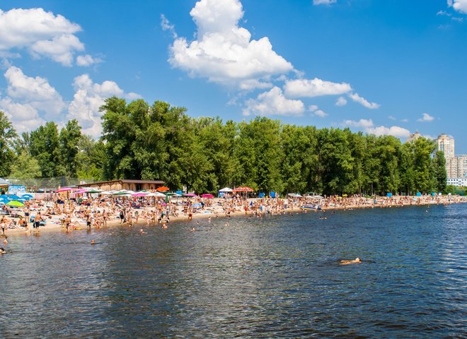 Де покупатися в Києві у 2026 році: список озер, які пляжі відкриті та де дозволений відпочинок