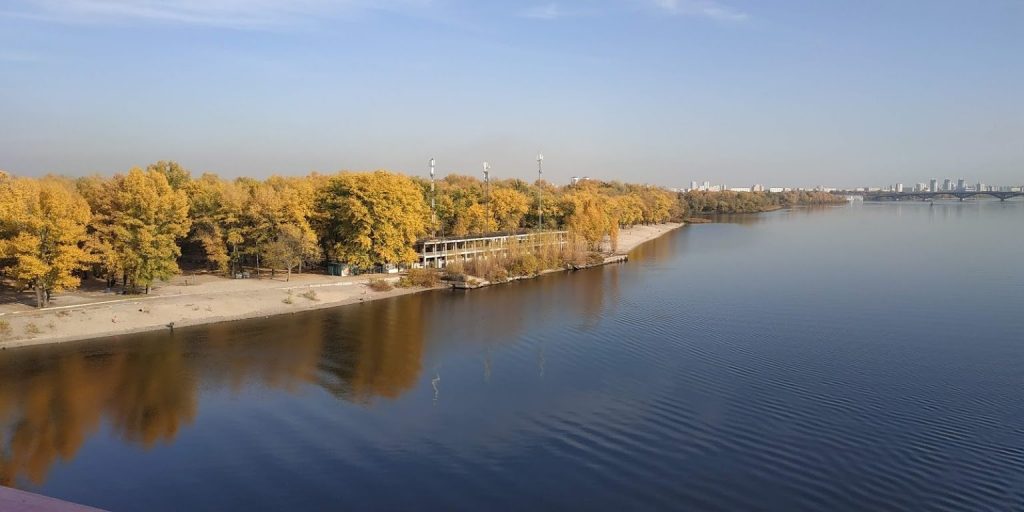 Де покупатися в Києві у 2026 році: список озер, які пляжі відкриті та де дозволений відпочинок