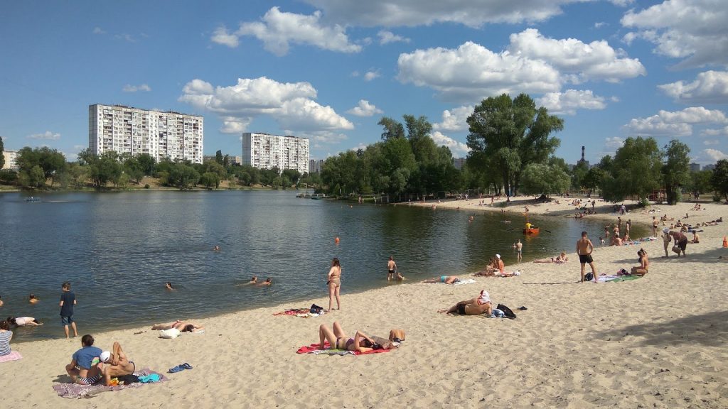 Де покупатися в Києві у 2026 році: список озер, які пляжі відкриті та де дозволений відпочинок